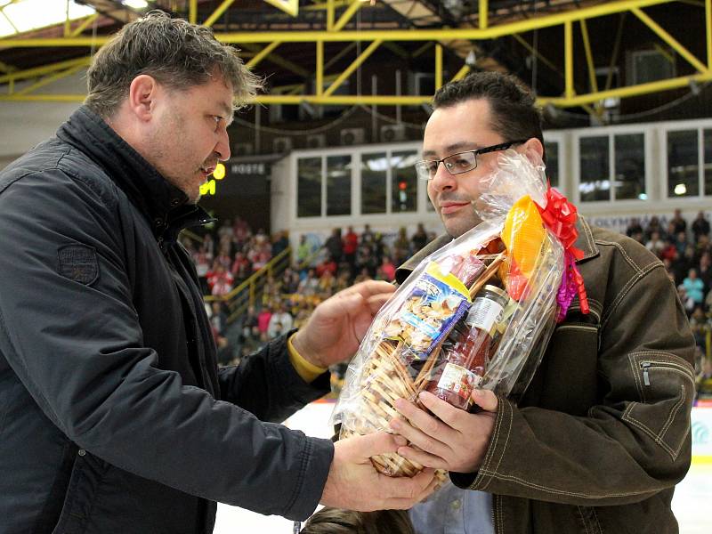 Ondřej Máslo (vpravo) přijímá poděkování a dárkový koš od generálního manažera HC Verva Litvínov Roberta Kysely