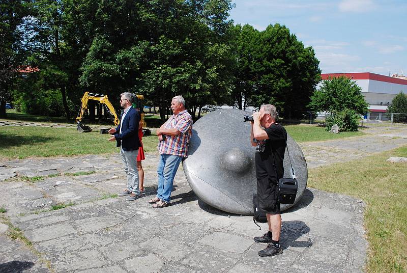 Slavnostní poklepání základního kamene. Začala rekonstrukce parku Střed v Mostě.