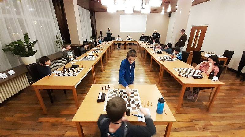 Simultánka s 11letým světovým talentem Václavem Fiňkem na dětském šachovém šampionátu v hotelu Cascade v Mostě.