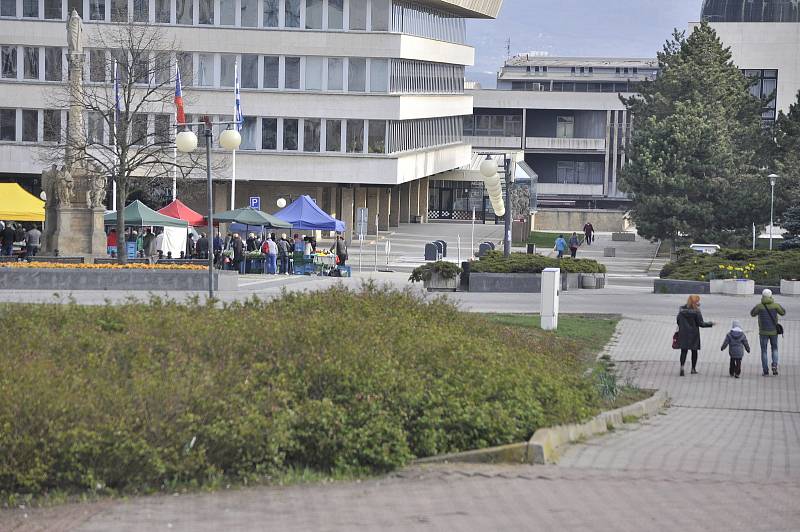 Farmářský trh na 1. náměstí v Mostě v sobotu 24. dubna.