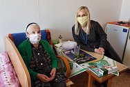 Ředitelka Městské správy sociálních služeb v Mostě Jarmila Kotyzová (vpravo) má se svým týmem na starosti domovy pro seniory, jejichž věkový průměr je přes 80 let.