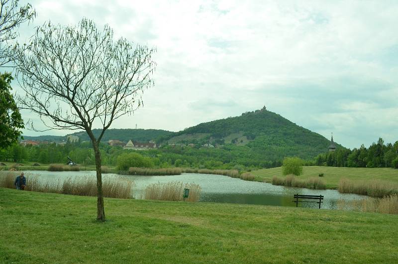 Tady budou středověké rytířské turnaje na koních a dobový jarmark.