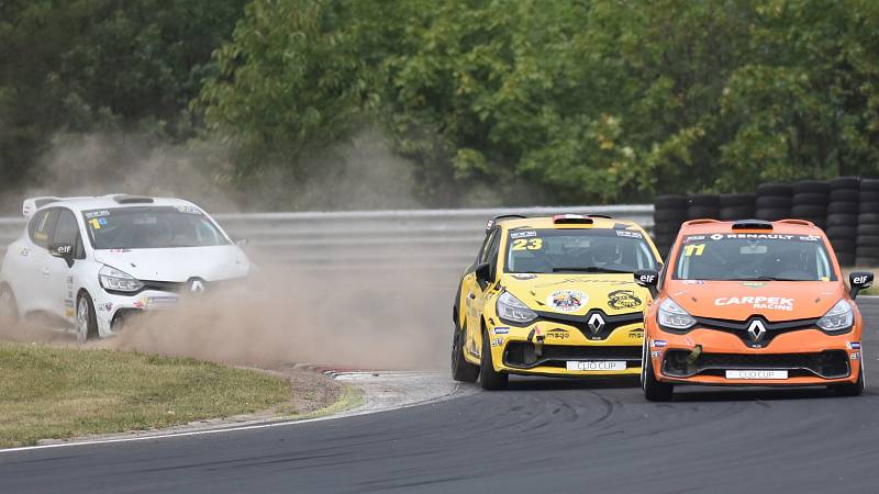 Nedělní deštivé závody na mosteckém autodromu.