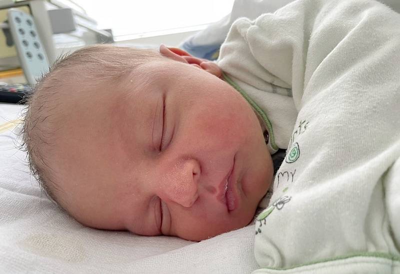 Filip Veverka se narodil 1. října v 9.49 hodin mamince Lucii Černé z Mostu. Měřil 51 cm a vážil 3,35 kg.