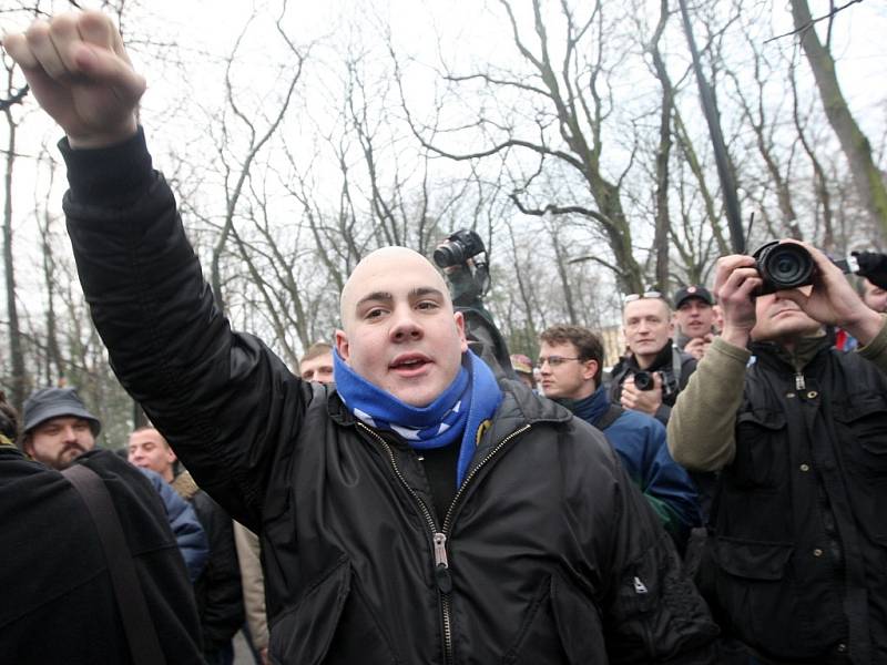 Asi stovka radikálů a lidí nespokojených se situací v Janově přišla protestovat do Zámeckého parku.