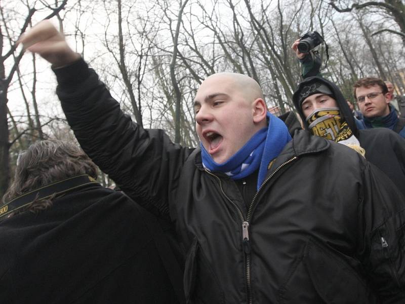 Asi stovka radikálů a lidí nespokojených se situací v Janově přišla protestovat do Zámeckého parku.