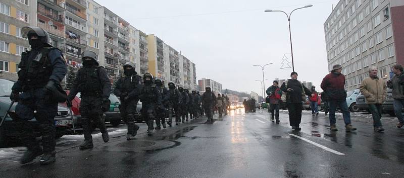 Policisté kontrolují situaci na Janovském sídlišti.