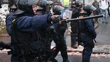 Policisté kontrolují situaci na Janovském sídlišti.