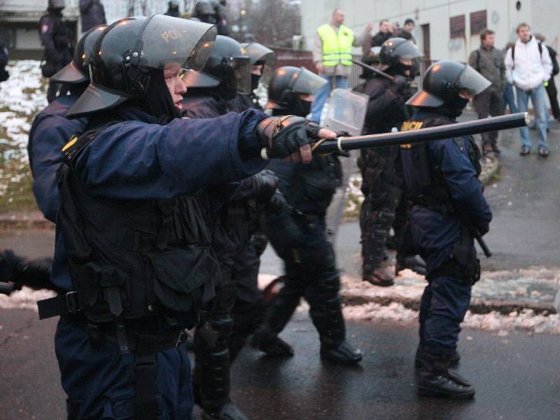 Policisté kontrolují situaci na Janovském sídlišti.