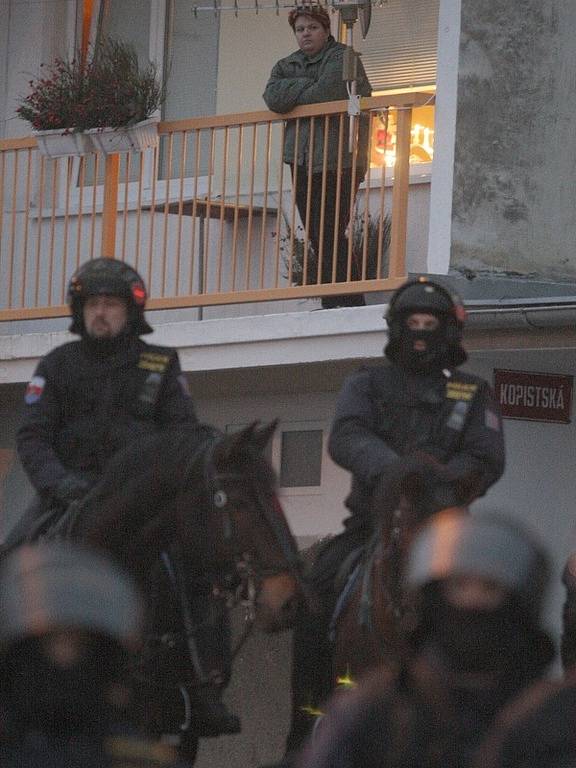 Policisté kontrolují situaci na Janovském sídlišti.