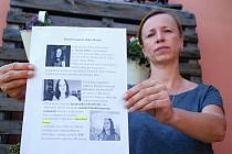 Karolína Šírová, matka pohřešované Elišky, ukazuje doma v Havrani informační leták s fotkami dcery a prosbou o pomoc.