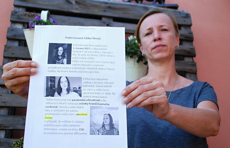 Karolína Šírová, matka pohřešované Elišky, ukazuje doma v Havrani informační leták s fotkami dcery a prosbou o pomoc