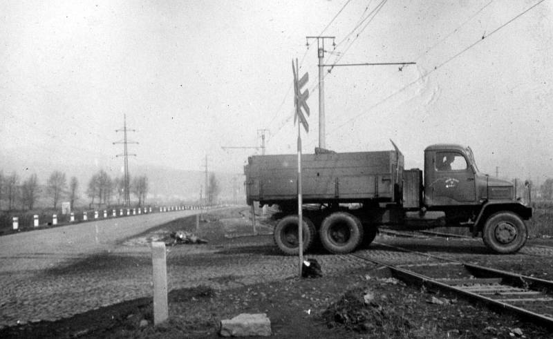 Snímky z nehody u obce Záluží 1. dubna 1966.