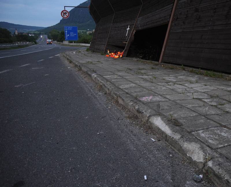 Ve večerních hodinách lidé nosili svíčky na místo havárie děvčat v přímém přenosu.