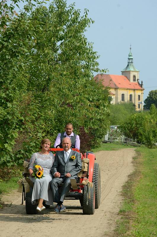 Pavel Weber a Zděnka Haufová si řekli ano v Jezdeckém klubu Splněný sen v mosteckém Vtelně. Na obřad na seně v ovocném sadu jeli na traktůrku