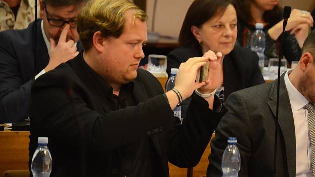 Pirát Adam Komenda si fotí kolegy v zastupitelstvu během diskuze o hazardu v Mostě.