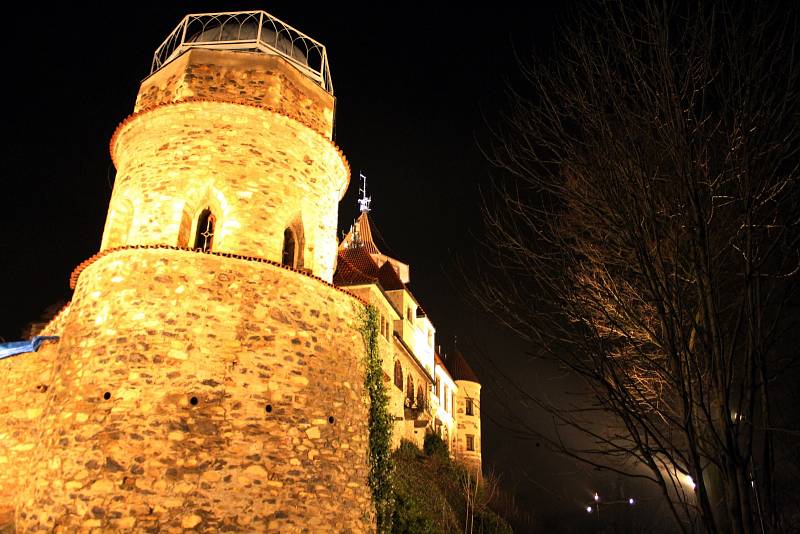 Nově nasvícený mostecký hrad Hněvín se tváří tajemně