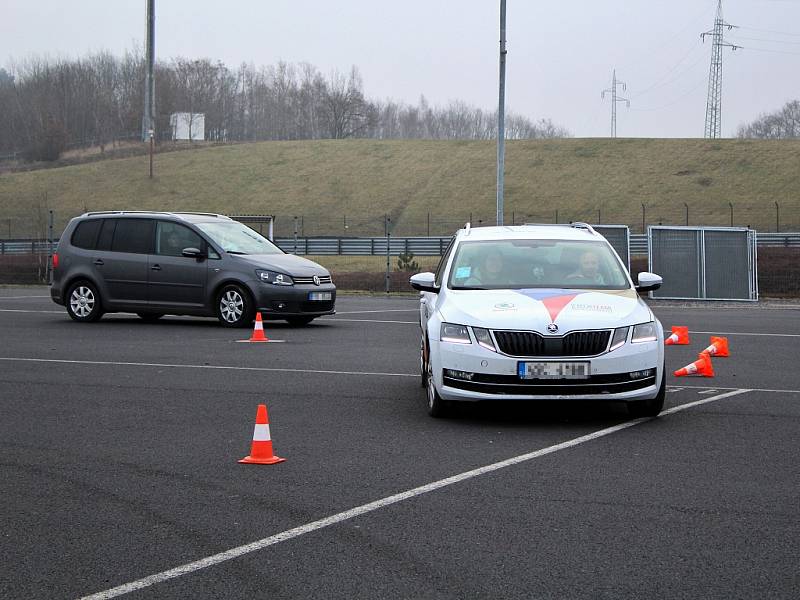 Na závodním okruhu Autodromu Most se uskutečnila akce Řídíme to všichni, kterou pořádala pro handicapované řidiče nezisková organizace Cesta za snem.