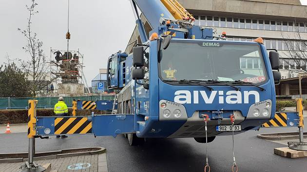 Přemístění sochy lva v centru Mostu v sobotu 15. dubna 2023