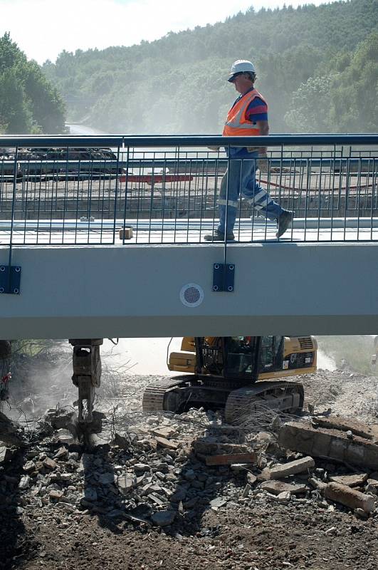 Demolice starého mostu u nádraží, kde už stojí nový silniční most a nová lávka pro pěší.