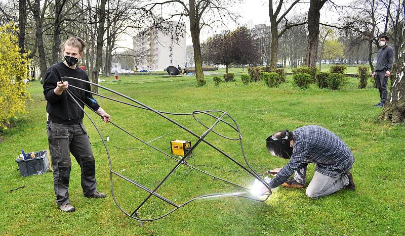 Proslulý kamenný objekt Biologické těleso sochaře Josefa Klimeše je od víkendu schovaný v krychli potažené plachtou s velkoformátovými fotografiemi blízkého okolí. Instalace tak vytváří iluzi neviditelnosti. Těleso, známé jako létající talíř či klobouk, z