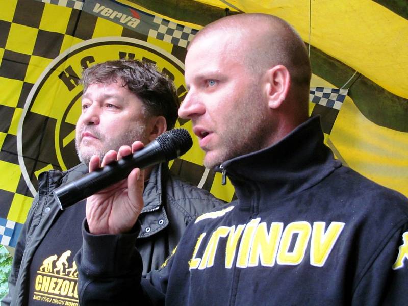Předseda litvínovského hokejového fanklubu Jan Ptáček (s mikrofonem) a generální manažer HC Verva Litvínov Robert Kysela při zahájení srazu.
