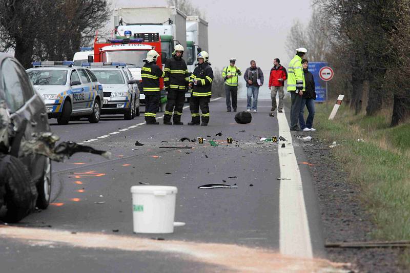 Střet s luxusním autem motorkář nepřežil