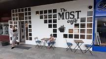 Kulturní kavárna The Most café otevřela zahrádku.