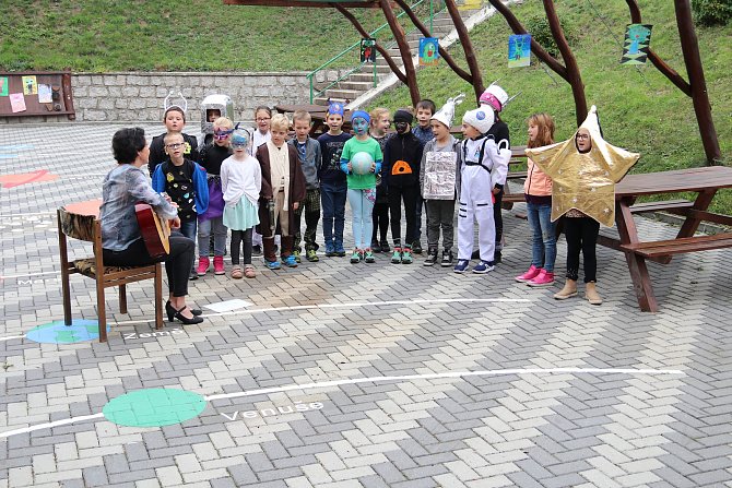 Žáci ze Základní školy Meziboří zazpívali mezi planetami.