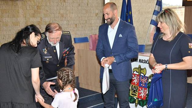 Hasiči ocenili vítěze Dětské soutěže na téma požární ochrana očima dětí.