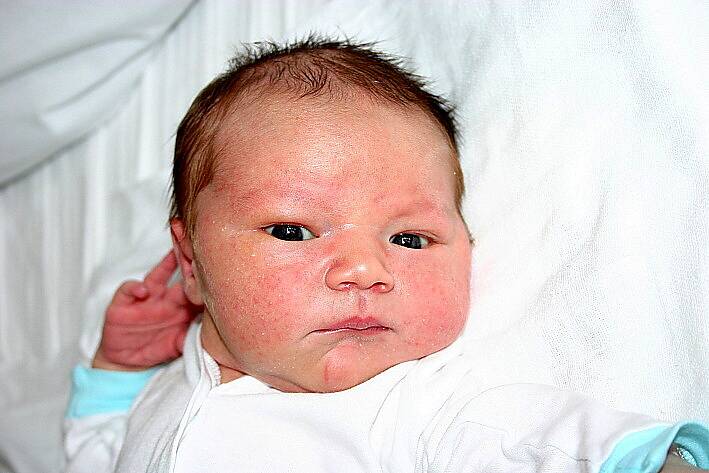 Mamince Evě Plhákové z Mostu se 2. června v 11 hodin narodil syn Antoníl Ellschlöger. Měřil 53 centimetrů a vážil 3,8 kilogramu.