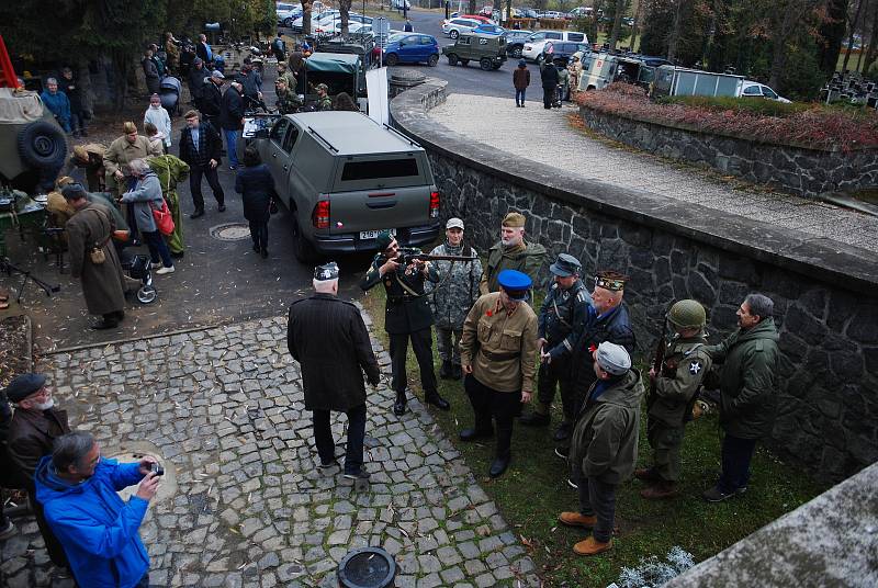 Davy lidí během sychravého odpoledne v neděli 14. listopadu navštívily Mezinárodní památník obětem II. světové války v Mostě.
