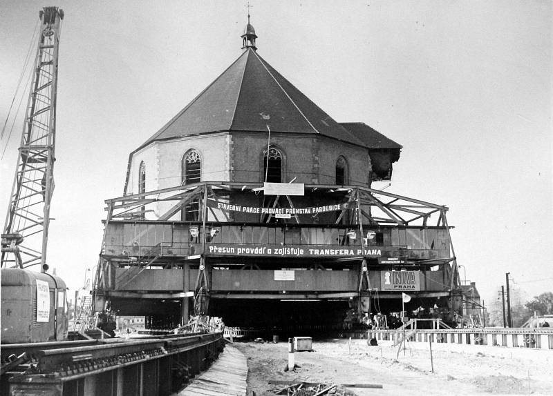 Fotografie z přípravy a samotného unikátního přesunu kostela Nanebevzetí Panny Marie v Mostě.