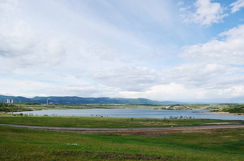 Jezero Most se už stává atrakcí, přestože přístup k vodě ještě není povolen kvůli výstavbě rekreačního zázemí na pobřeží.