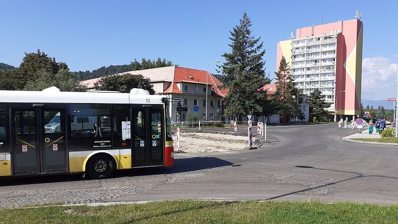 Střed křižovatky ulic SNP - Pod Resslem - Alej Boženy Němcové v Mostě se mění na kruhový objezd