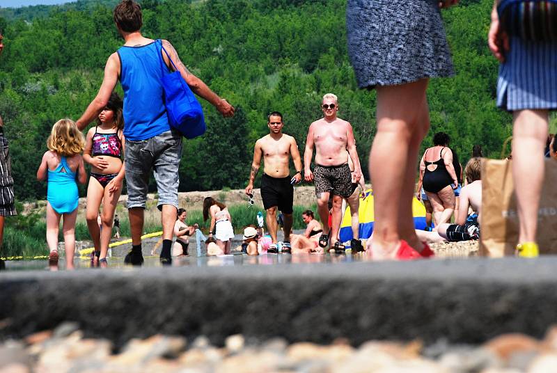 Jezero Most se za vedra zaplňuje. Jezdí i Pražané.