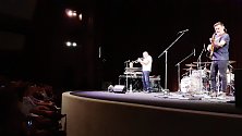 Jazzman Laco Deczi s kapelou Celula New York v mosteckém divadle v sobotu 25. listopadu.