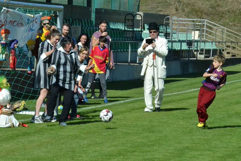 Na Souši celou sobotu probíhaly oslava sta let klubu. Fotbal hráli mladí, staří, herci a vše vyvrcholili gólově bohatým duelem Souš vs. Dobříš.