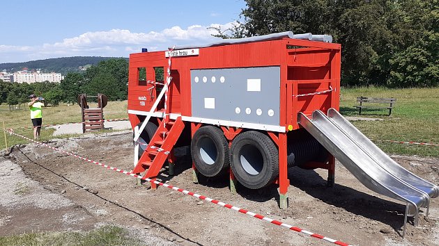 Hasičské auto s klouzačkou nahradilo v parku Šibeník v Mostě shořelou mašinku.