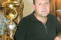 Manažer FK Litvínov Vratislav Havlík převzal v Ústí pohár za vítězství mladších dorostenců FK Litvínov v krajském přeboru.