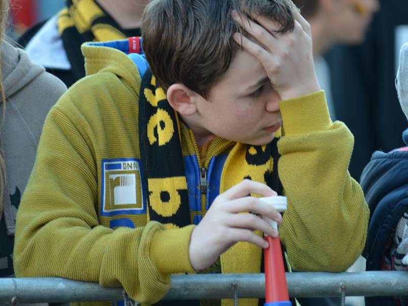 Fanoušci na litvínovském náměstí při šestém finálovém zápasu. Převládal smutek.