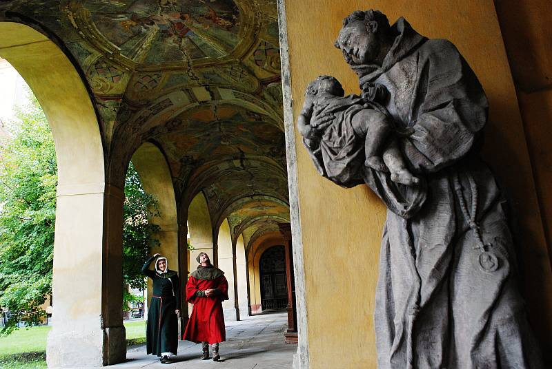 Farní a poutní kostel Panny Marie Bolestné v Mariánských Radčicích je obklopen ambitem s kaplemi a nástropními malbami.