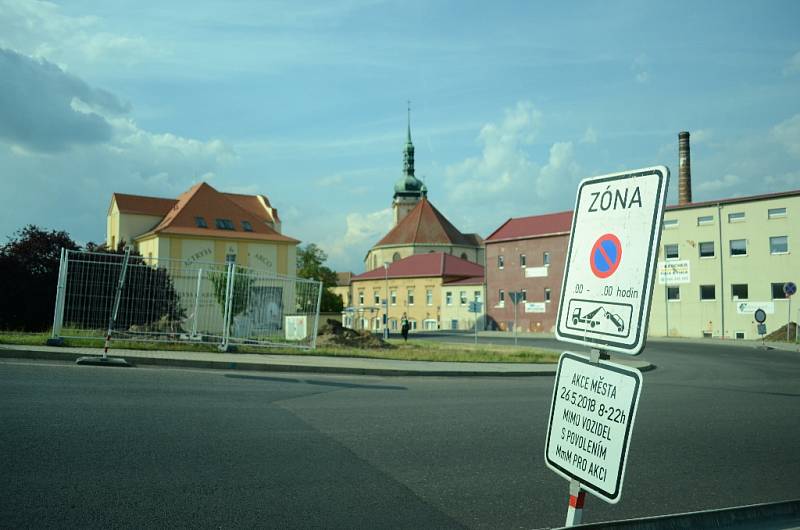 Pátek večer, příprava na sobotní slavnost u kostela.