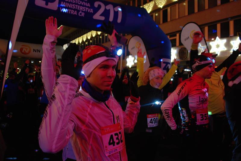 Několik set běžců v čelovkách a vánočních čepicích se na mosteckém 1. náměstí postavilo v neděli 5. prosince na start závodu Christmas Night Run.