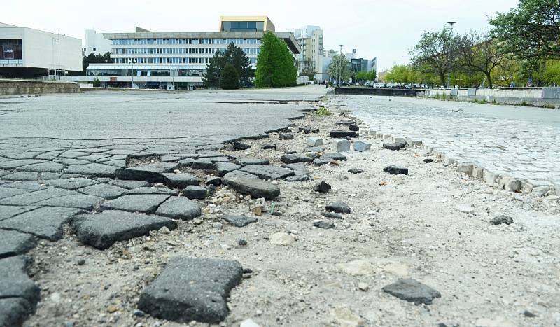 Zchátralé prostranství v centru Mostu