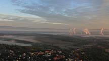 Ranní mlha nad Mosteckem.