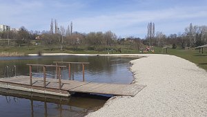 Na pláži jezera Benedikt v Mostě vznikne letos vodní hřiště.