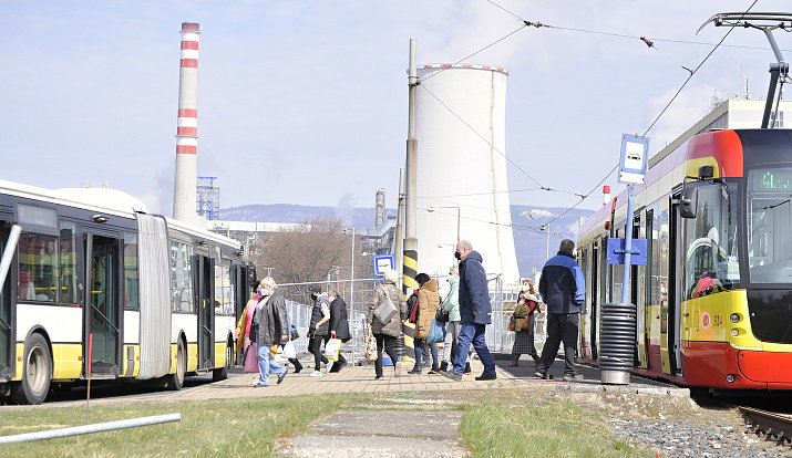 Kvůli rekonstrukci trati a zastávek nejezdí tramvaje mezi chemičkou a Litvínovem. Nahradily je autobusy.