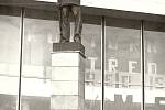Toto je socha milicionáře, která stála u kina Zahražany a v roce 1990 byla svržena a odvezena do mosteckého muzea.
