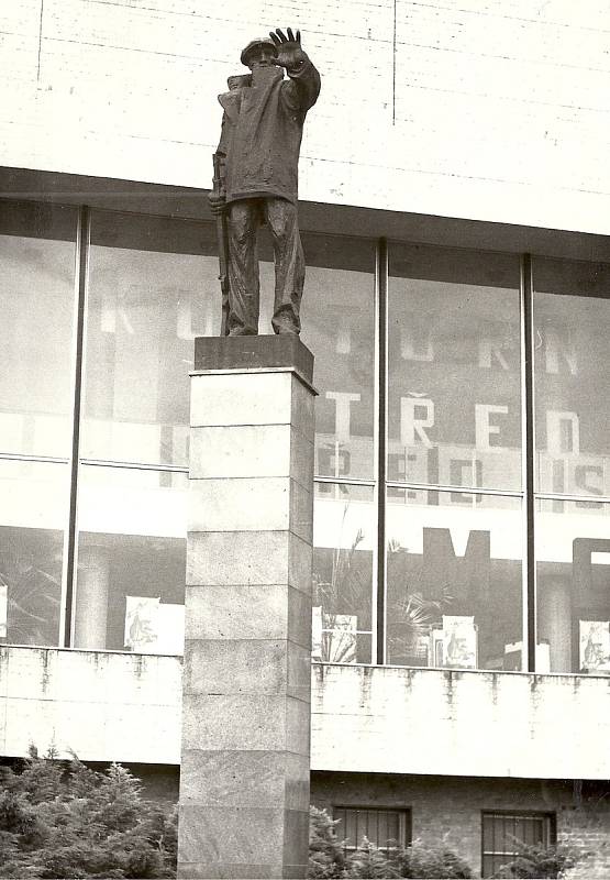 Toto je socha milicionáře, která stála u kina Zahražany a v roce 1990 byla svržena a odvezena do mosteckého muzea.